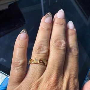Elegant Gold Swirl Ring